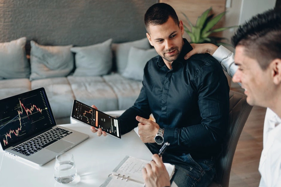 Dashboard analitica della piattaforma Socialbackyard su un laptop.